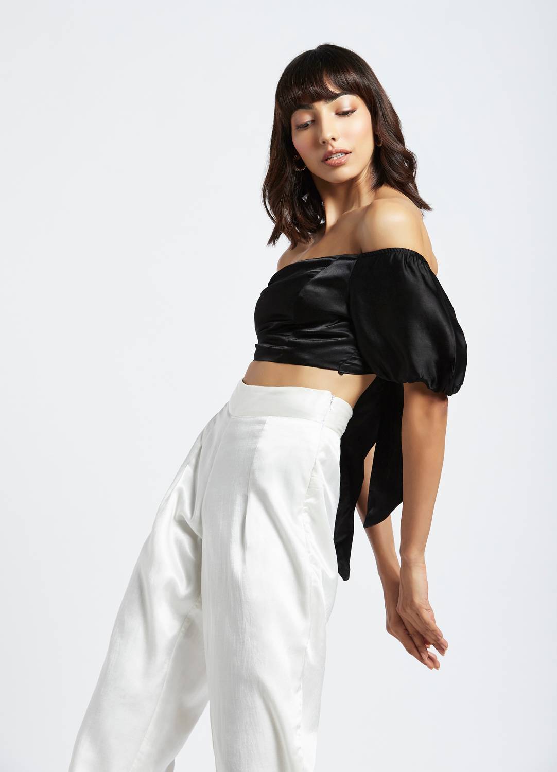 Vitória Black Offshoulder Bubble Sleeve Crop Top