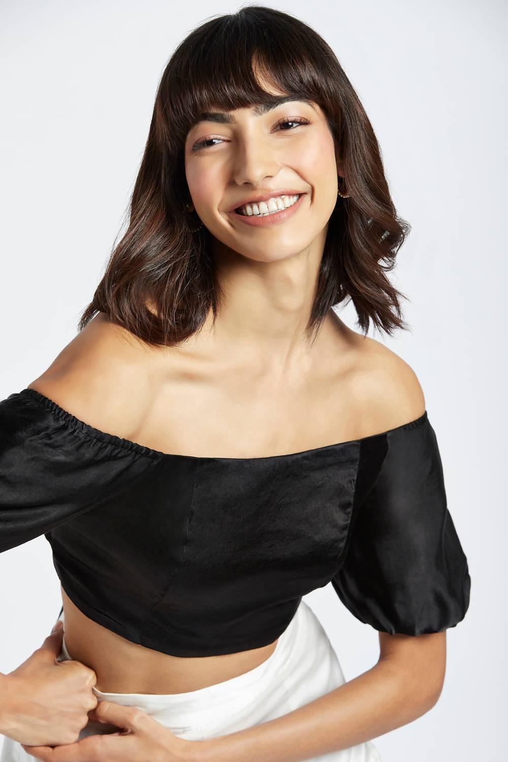 Vitória Black Offshoulder Bubble Sleeve Crop Top - QUERATED